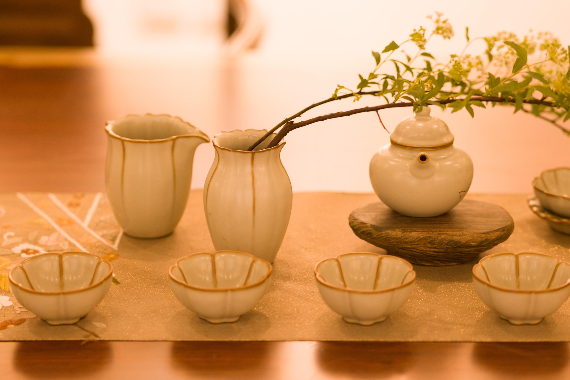 heart symbol made with two hands with a sunset background